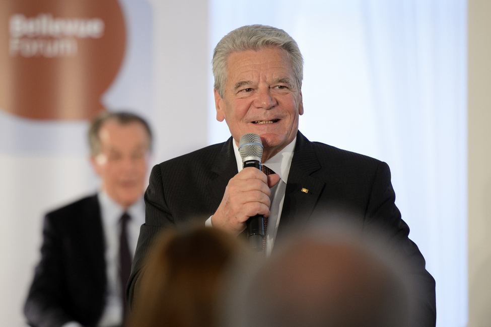Bundespräsident Joachim Gauck bedankt sich bei allen Podiumsteilnehmer des Bellevue Forums 'Sterbende begleiten – Ehrenamtliches Engagement in der Hospiz- und Palliativversorgung' im Großen Saal in Schloss Bellevue 